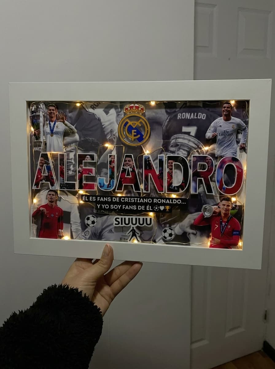 Cuadros con fotografías, frases, fechas y mensajes especiales.